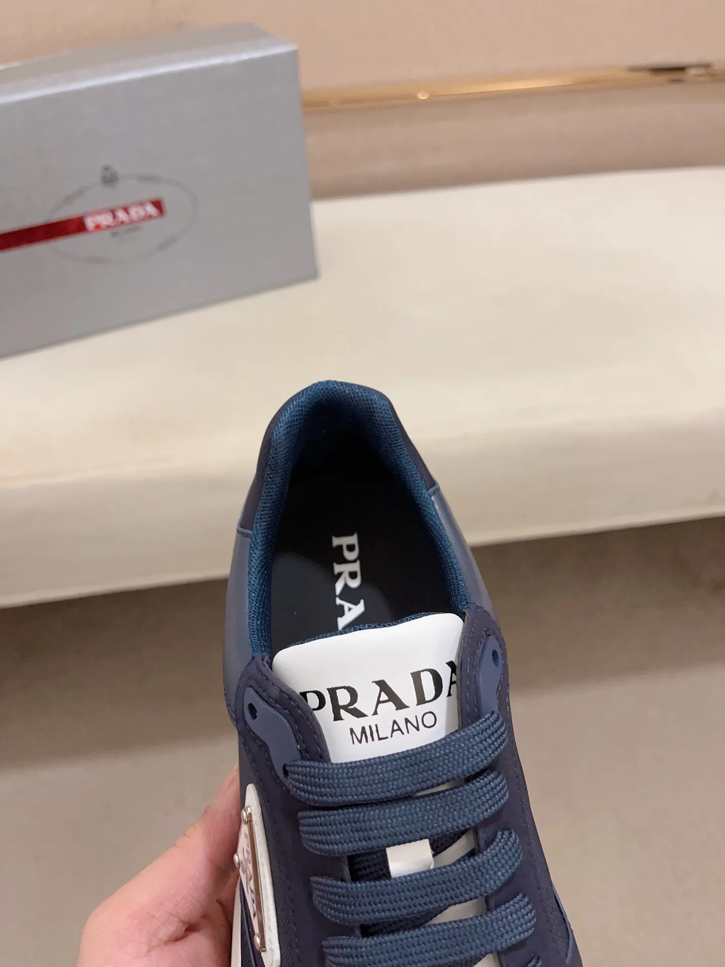 Men's shoes 💰 560 💰 (high version) new Prada (Prada) high-tops are launched at the same time, new men's shoes, 😘fabrics are selected from waterproof technical cloth. First layer cowhide lining. 👍🏿Original molded anti-slip rubber outsole, with exquisite lines, simple and elegant, comfortable and high-end for leisure travel. Number of yards: 38 to 44. (Can be customized for 45.46.)